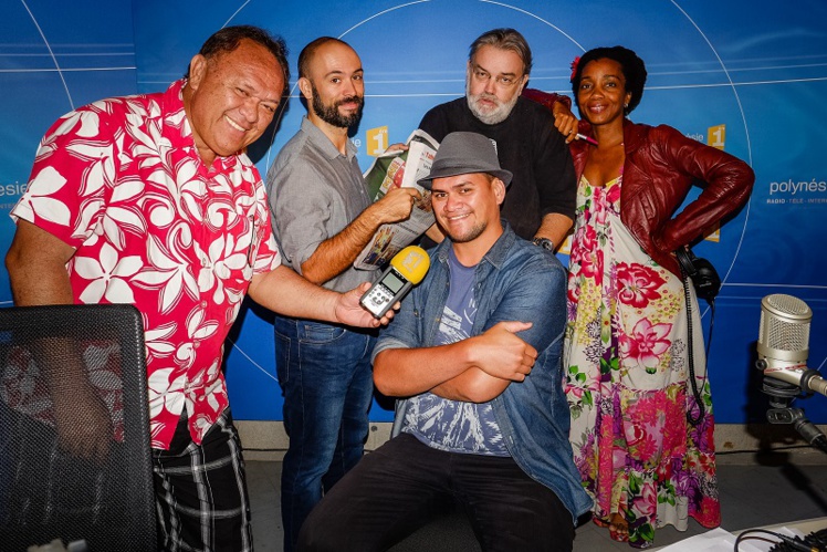L'équipe de la matinale de Polynésie Première : Carlos Natua, Alexandre Le Quéré, Lolo, Axelle Mesinèle et Matéo avec son chapeau.