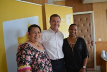 Noella Tau, directrice d'antenne de la radio, Eric Joho, directeur général par intérim de Polynésie Première et Nadine Félix, rédactrice en chef. Noella Tau, directrice d'antenne de la radio, Eric Joho, directeur général par intérim de Polynésie Première et Nadine Félix, rédactrice en chef.
