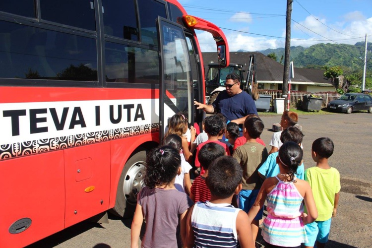 Les bus communaux étant réservés aux transports des classes de Mairipehe, Nuutafaratea et Matairea vers le collège. Ce seront, donc, les bus de Willy Chung Sao qui assureront le ramassage de la population.