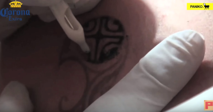 Festival Polynesia : l'art du tatouage pascuan avec Mokomae (vidéo)