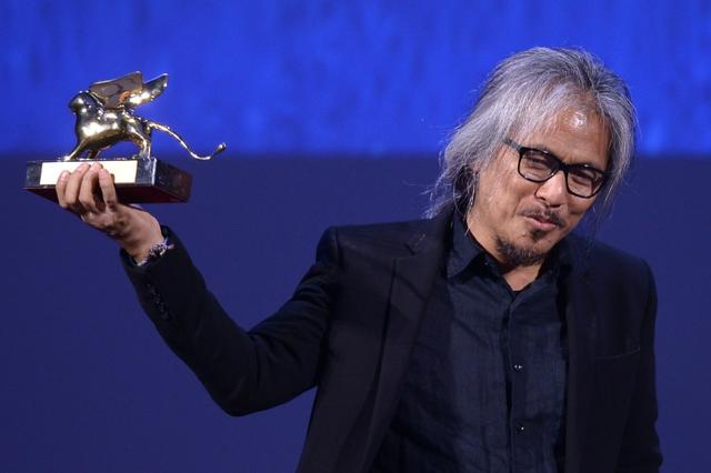 Le réalisateur philippin Lav remporte le Lion d'Or de la Mostra de Venise pour son film "The Woman who left" (La femme qui est partie), le 10 septembre 2016 à Venise - AFP FILIPPO MONTEFORTE