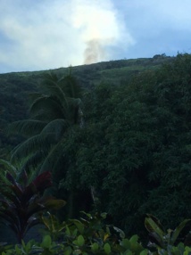 L'incendie vu depuis Paea, photo partagée par un lecteur sur notre page Facebook.