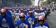 700 chefs d'entreprises en mobylettes bleues à Paris pour un défilé anti-morosité 700 chefs d'entreprises en mobylettes bleues à Paris pour un défilé anti-morosité
