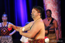 Tepou Tama sur scène.