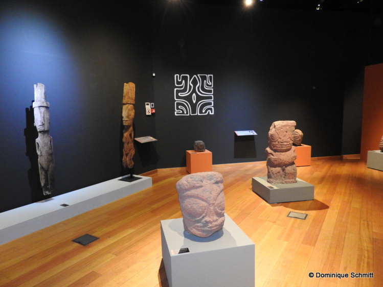 Une centaine d'objets d'art mettent en lumière le tiki comme jamais. Une centaine d'objets d'art mettent en lumière le tiki comme jamais.