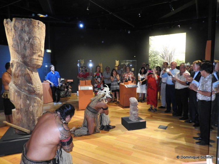 Stéphane Martin, le directeur du Musée du Quai Branly, Heremoana Maamaatuaiahutapu, le ministre de la Culture, et René Bidal, le haut-commissaire, étaient notamment présents au vernissage.