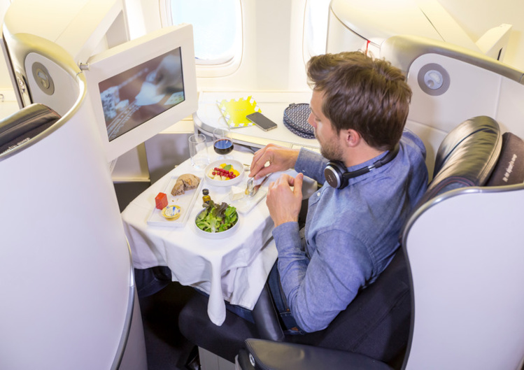 La classe Business sera la meilleure disponible sur le tronçon PPT-LAX. La première classe existera cependant sur le tronçon LAX-CDG...