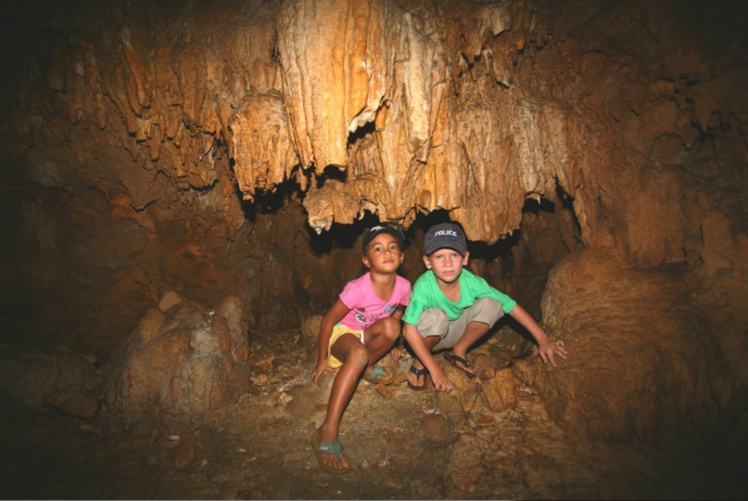 Deux jeunes spéléologues à la découverte de Rimatara “underground”. La cavité, on le voit, ne nécessite pas d’équipements spéciaux.