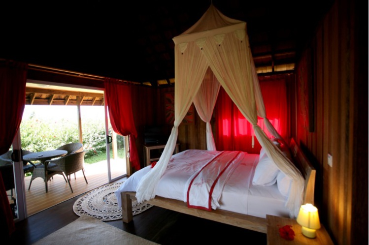 L’une des chambres très coquettes de la pension “La perruche rouge”, implantée au cœur de la petite île de Rimatara. L’une des chambres très coquettes de la pension “La perruche rouge”, implantée au cœur de la petite île de Rimatara.