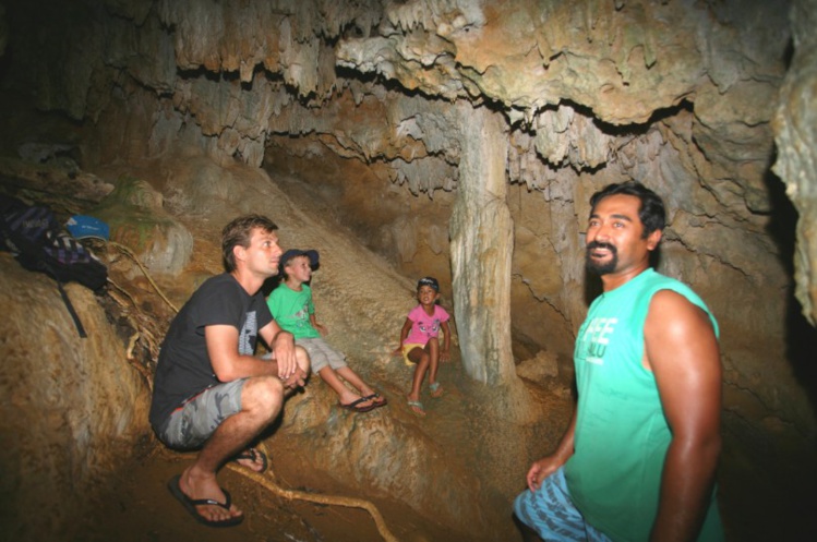 Notre guide, Kenji, expliquant les légendes liées à cet abri souterrain qui aurait sauvé un clan de Rimatara aux temps anciens. Notre guide, Kenji, expliquant les légendes liées à cet abri souterrain qui aurait sauvé un clan de Rimatara aux temps anciens.
