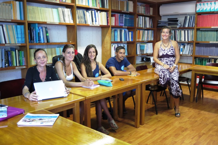L'association Te Mana o te Moanadans la bibliothèque du CRIOBE pour la présentation sur le corail réalisée par Laetitia Hédouin (à droite)