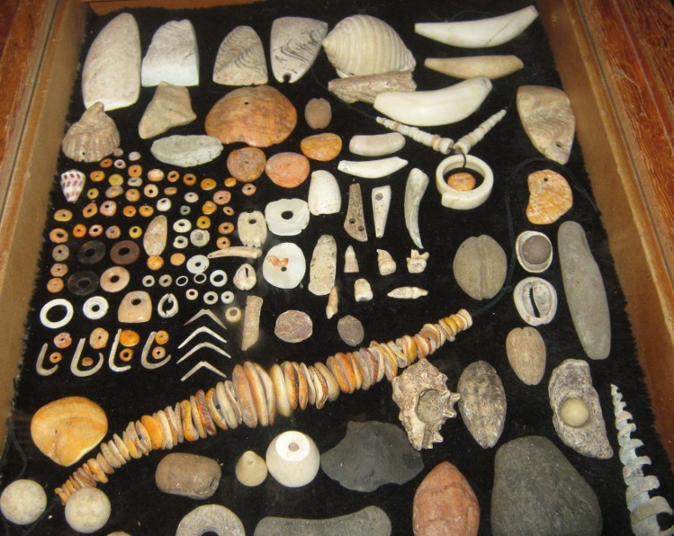 Une très belle collection de bijoux chamorros, datant de la période pré européenne, un ensemble qui donne une idée du goût des habitants de Guam pour les ornements corporels. Une très belle collection de bijoux chamorros, datant de la période pré européenne, un ensemble qui donne une idée du goût des habitants de Guam pour les ornements corporels.