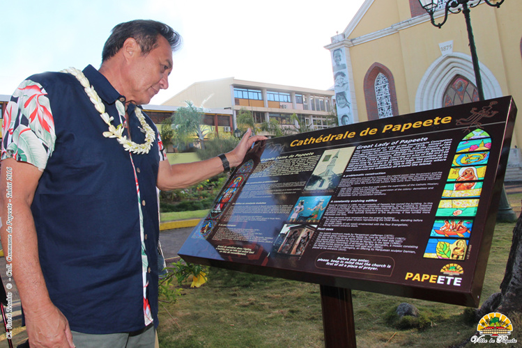 Ce pupitre retrace, en français et en anglais, l'histoire de la cathédrale. Ce pupitre retrace, en français et en anglais, l'histoire de la cathédrale.