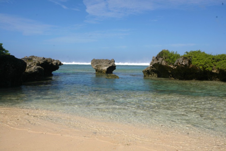 Le lagon de Rimatara n’est pas très large, mais les feo de corail émergé constituent autant de barrières protectrices face à la houle venue du large à marée haute. Le lagon de Rimatara n’est pas très large, mais les feo de corail émergé constituent autant de barrières protectrices face à la houle venue du large à marée haute.