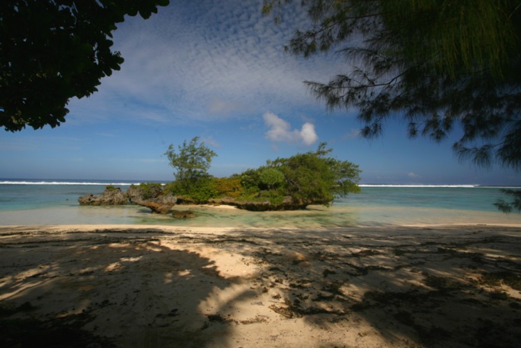 Petites oasis dans l’univers salé du lagon, de minuscules motu sont très facilement accessibles. Petites oasis dans l’univers salé du lagon, de minuscules motu sont très facilement accessibles.