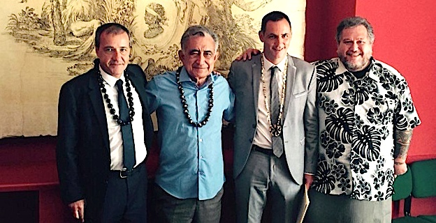 Oscar Temaru entre Jean-Guy Talamoni et Gilles Simeoni lors de sa visite en Corse