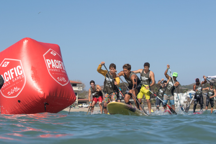 Les star du SUP étaient là, ici Kay Lenny en leader et Georges à l'affût à droite Les star du SUP étaient là, ici Kay Lenny en leader et Georges à l'affût à droite