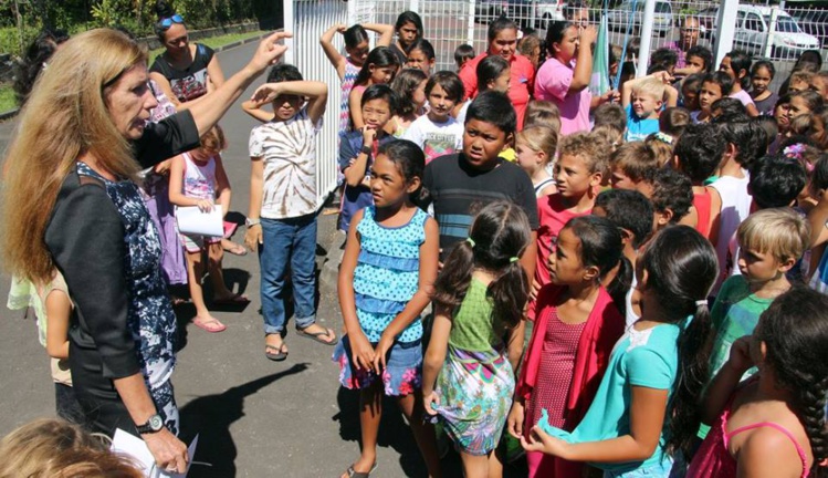 Gaëlle Latour, la directrice de l'école Tamahana, a expliqué le principe de l'éco-école aux élèves avant de hisser le drapeau vert. Gaëlle Latour, la directrice de l'école Tamahana, a expliqué le principe de l'éco-école aux élèves avant de hisser le drapeau vert.