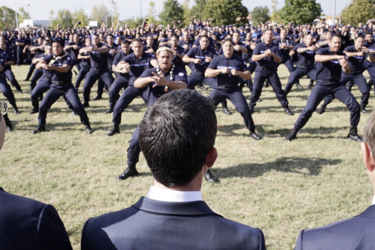 Un haka des élèves de l'administration pénitentiaire pour Valls (vidéo) Un haka des élèves de l'administration pénitentiaire pour Valls (vidéo)