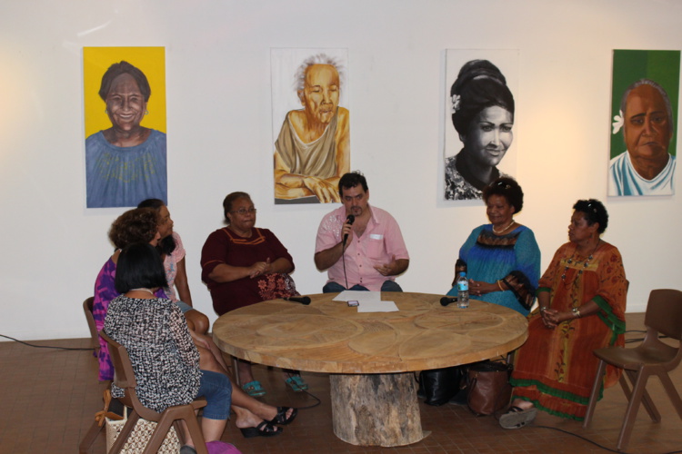 Tous les soirs des tables rondes sont proposées au public au centre des métiers d’art. Tous les soirs des tables rondes sont proposées au public au centre des métiers d’art.