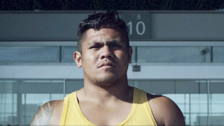 "Mercenaire", le douloureux "transfert" d'un Wallisien dans un club de rugby du Cantal fait salle pleine à Tahiti "Mercenaire", le douloureux "transfert" d'un Wallisien dans un club de rugby du Cantal fait salle pleine à Tahiti