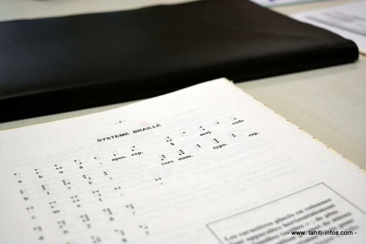 Le braille est un système qui utilise des points en relief pour représenter les lettres de l'alphabet. Pour lire, il suffit de glisser délicatement les doigts sur un papier gravé en braille.