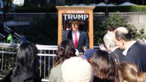 Un automate prédicateur caricature Trump dans les rues de New York Un automate prédicateur caricature Trump dans les rues de New York