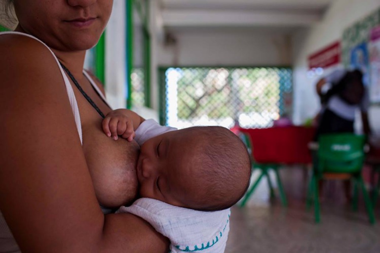 L'Organisation mondiale de la santé recommande l'allaitement exclusif jusqu'à six mois.