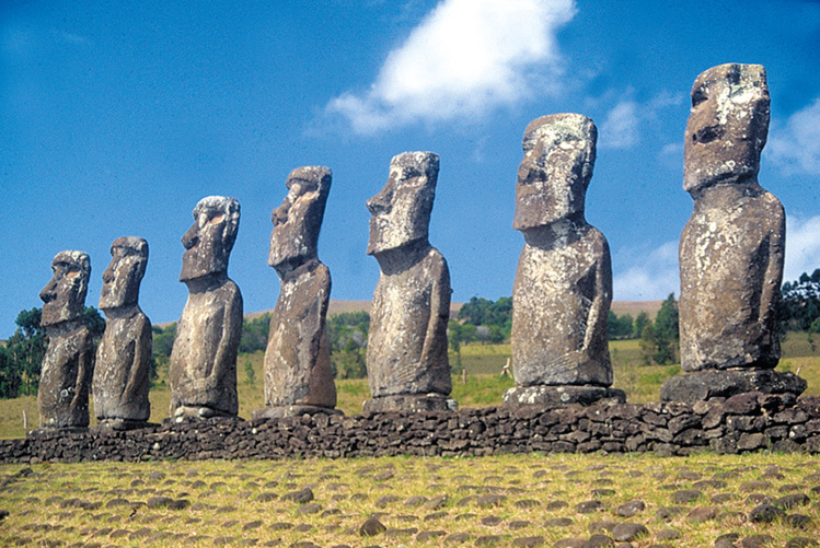 L’achi célèbrissime ahu Atiu, improprement appelé ahu Akivi depuis plus d’un demi-siècle ; il a été le premier ensemble de statues à être restauré à Rapa Nui, en 1960, par Mulloy et Figueroa.