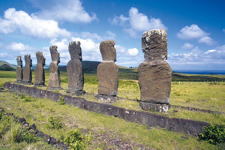 Contrairement à la majorité des ahu, dont les statues tournaient le dos à la mer, les sept moai de l’ahu Atiu font face à l’océan.