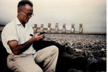 Mulloy, sur le site de l’ahu Atiu, qu’il appela ahu Akivi toute sa vie. Mulloy, sur le site de l’ahu Atiu, qu’il appela ahu Akivi toute sa vie.