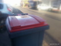 Les pieds-nickelés se baladent en ville avec leur butin dans une poubelle Les pieds-nickelés se baladent en ville avec leur butin dans une poubelle