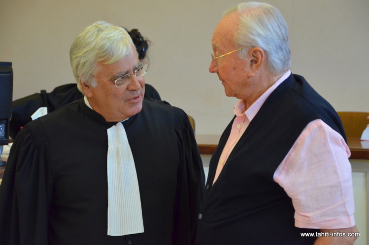 Gaston Flosse et son avocat, François Quinquis, lors du procès en correctionnelle le 4 juin 2014.