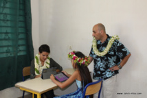 Najat Vallaud-Belkacem en visite à Huahine pour parler de l'école numérique Najat Vallaud-Belkacem en visite à Huahine pour parler de l'école numérique