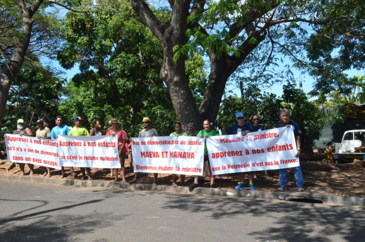 Oscar Temaru accueille Najat Vallaud-Belkacem avec des banderoles Oscar Temaru accueille Najat Vallaud-Belkacem avec des banderoles