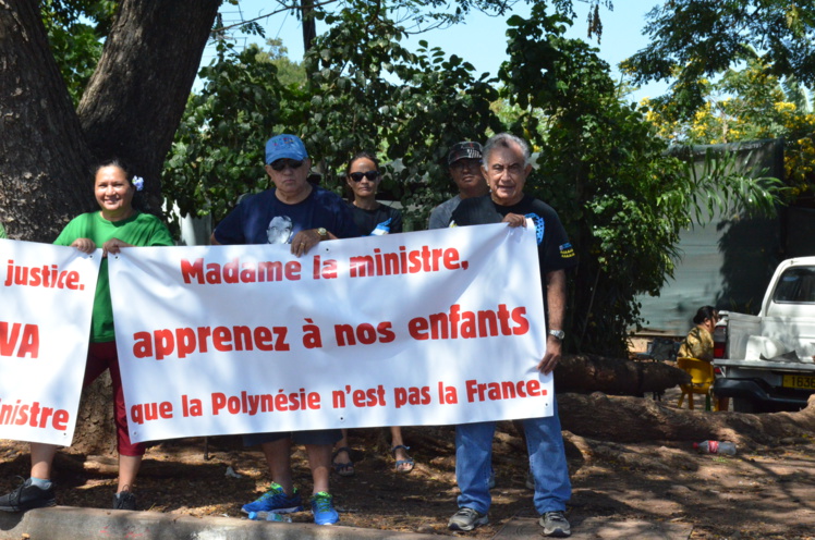 Oscar Temaru accueille Najat Vallaud-Belkacem avec des banderoles