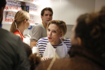 Scarlett Johansson, serveuse d'un jour dans sa boutique de pop corn parisienne Scarlett Johansson, serveuse d'un jour dans sa boutique de pop corn parisienne