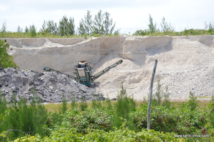 Les matériaux issus du concassage des gravats de la démolition de l’ancienne base militaire de Hao sont entreposés en bout de piste sur l'atoll.