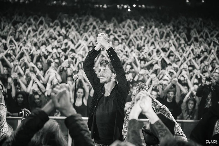 La musique du chanteur français délivre des messages de paix, d’amour et de liberté.