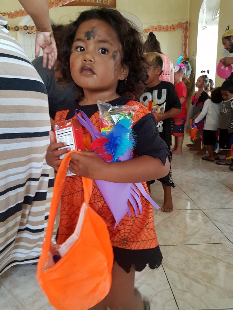 La distribution des bonbons a ravi les enfants qui repartent les mains pleines La distribution des bonbons a ravi les enfants qui repartent les mains pleines