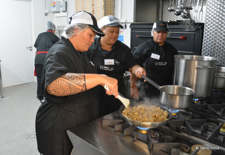 Les nouveaux employés du supermarché se préparent à devoir cuisiner pour tout le quartier ! Les nouveaux employés du supermarché se préparent à devoir cuisiner pour tout le quartier !