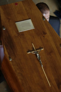 Le décret a pour but de " prendre en compte la situation d’urgence justifiée par des obsèques". Le décret a pour but de " prendre en compte la situation d’urgence justifiée par des obsèques".