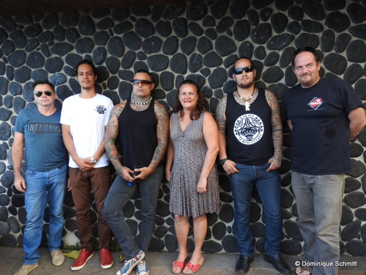 Le comité organisateur, représenté par Heretu Tetahiotupa (deuxième en partant de la gauche), et quelques artistes du prochain Festival "Eo Himene". Le comité organisateur, représenté par Heretu Tetahiotupa (deuxième en partant de la gauche), et quelques artistes du prochain Festival "Eo Himene".