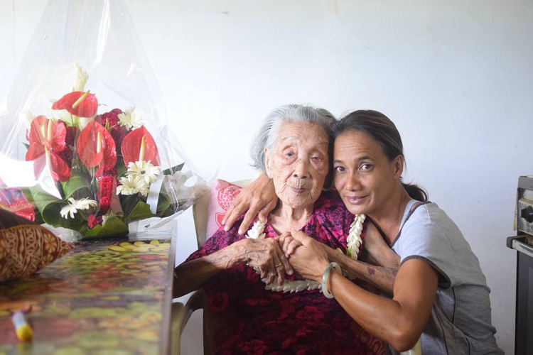 Rose et Lisa, sa petite-fille.