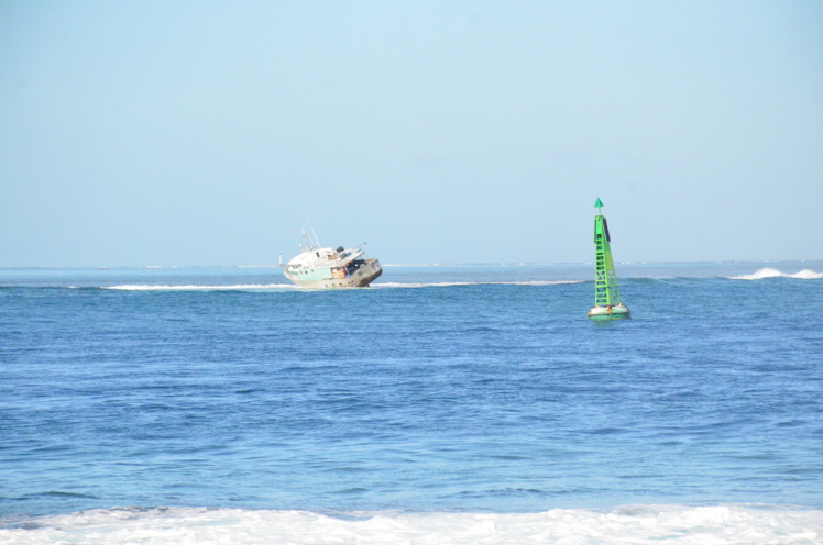 Un thonier échoué sur le récif de Papeete, 5 personnes secourues (Màj) Un thonier échoué sur le récif de Papeete, 5 personnes secourues (Màj)