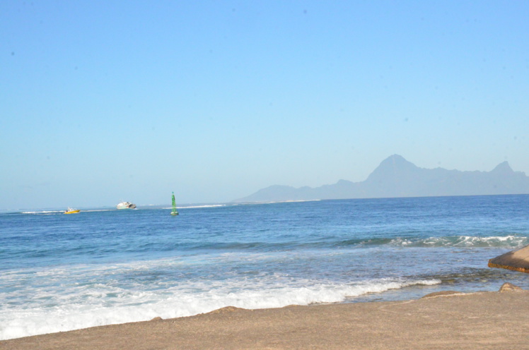 Un thonier échoué sur le récif de Papeete, 5 personnes secourues (Màj) Un thonier échoué sur le récif de Papeete, 5 personnes secourues (Màj)
