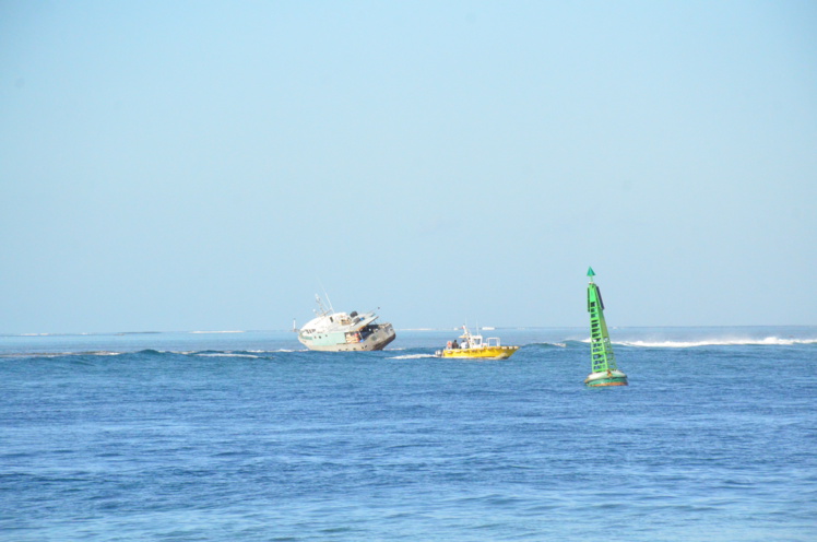 Un thonier échoué sur le récif de Papeete, 5 personnes secourues (Màj)