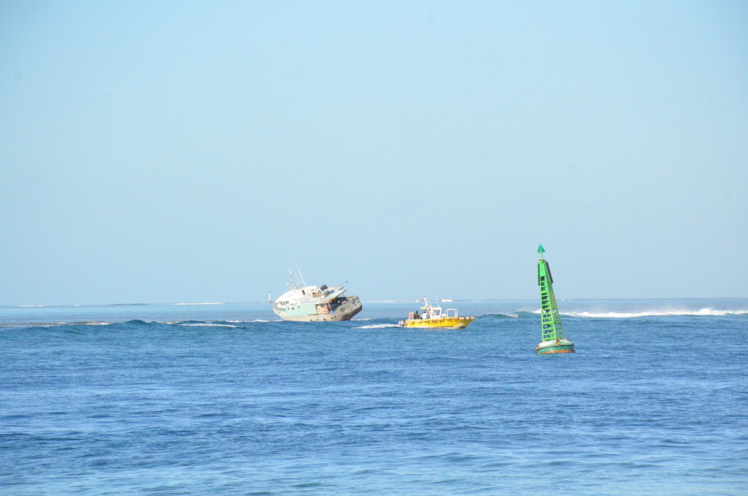 Un thonier échoué sur le récif de Papeete, 5 personnes secourues (Màj) Un thonier échoué sur le récif de Papeete, 5 personnes secourues (Màj)