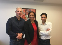 Olivier Archambaud (président de HUS), la sénatrice Lana Tetuanui et Heremoana Puhetini, représentant de HUS à Paris. La sénatrice a découvert le projet de HUS la semaine dernière et y a immédiatement apporté son soutien. Olivier Archambaud (président de HUS), la sénatrice Lana Tetuanui et Heremoana Puhetini, représentant de HUS à Paris. La sénatrice a découvert le projet de HUS la semaine dernière et y a immédiatement apporté son soutien.