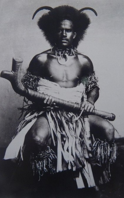 Un magnifique portrait de guerrier fidjien au XIXe siècle. Malheureusement, la pratique du cannibalisme était très ancrée dans les moeurs de l’époque et l’archipel avait la pire des réputations.